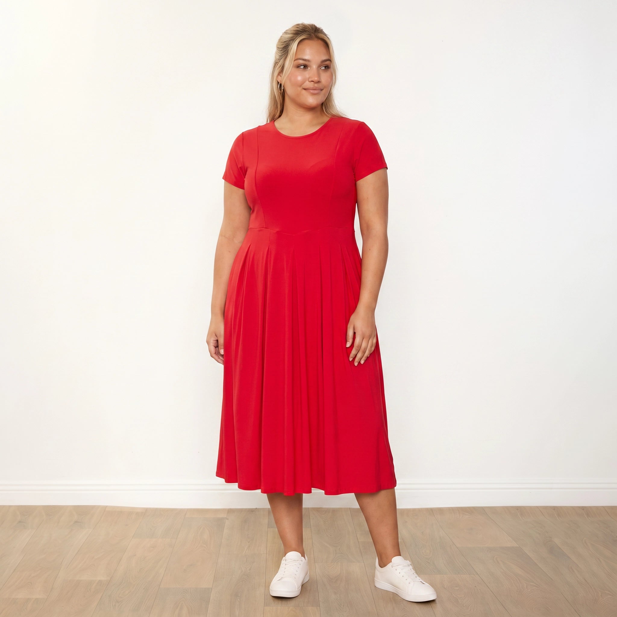 Polly Dress Red - Plus Size Model XXL - Looking to Side